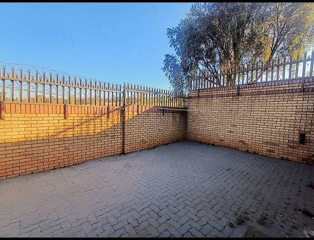 2 BEDROOM TOWNHOUSE FOR SALE IN CLUBVIEW